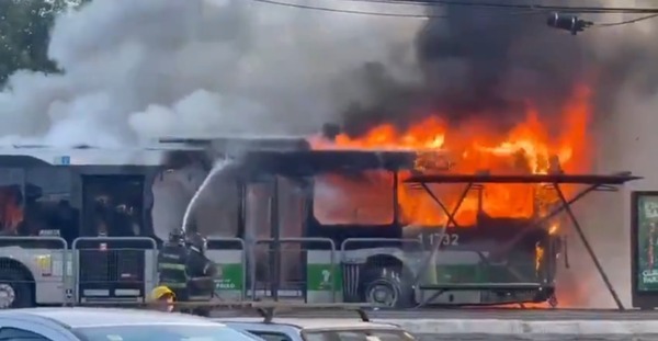 Al menos dos muertos tras caída de avioneta sobre autobús en Brasil - Unicanal