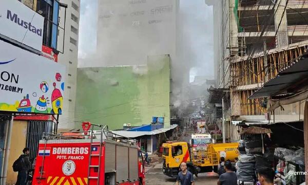 Bomberos combaten un incendio de gran magnitud en edificio céntrico de CDE – Prensa 5