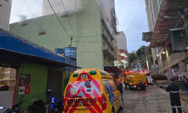 Se registró gran incendio en edificio céntrico de CDE