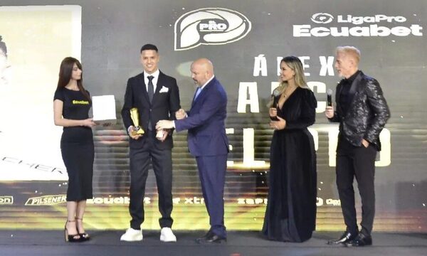 (VIDEO) ¡Mirá un poco cómo se burlaron del traje que usó Alex Arce en una gala de premiación!