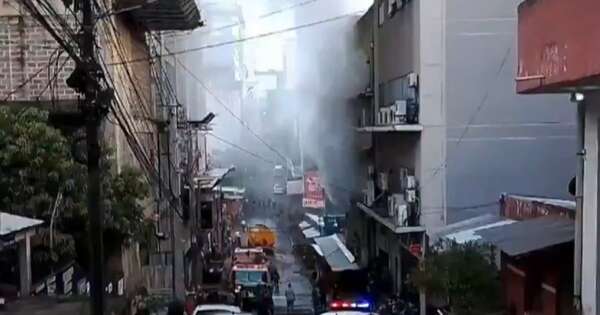La Nación / Reportan voraz incendio en el microcentro de Ciudad del Este