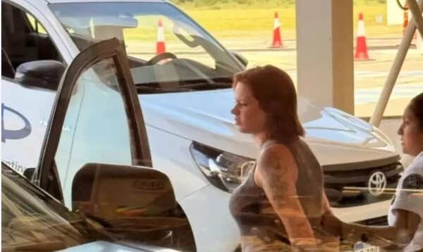 Modelo cae con 22 kilos de “merca”: ¡Las guardó en la mochila de su hija!