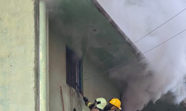 (Video) Reportan incendio de un depósito de juguetes en el centro de Ciudad del Este