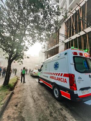 Ambulancias de Tesãi en alerta máxima en zona de incendio de gran magnitud en Ciudad del Este | DIARIO PRIMERA PLANA