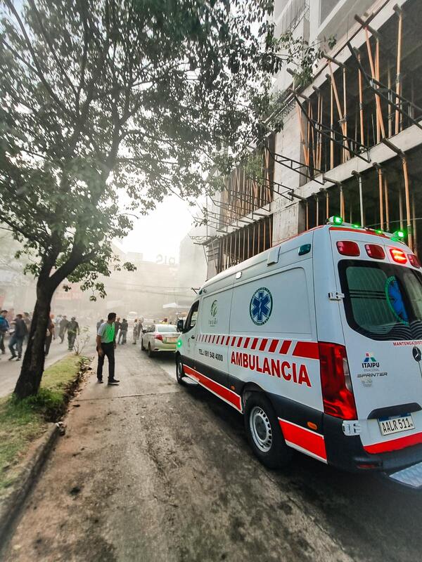Ambulancias de Tesãi en alerta máxima en zona de incendio de gran magnitud en Ciudad del Este | DIARIO PRIMERA PLANA