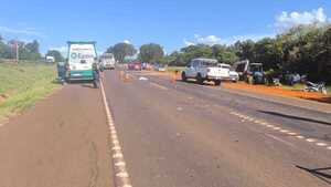 Un padre y su hijo de 5 años en moto murieron tras chocar contra un camión