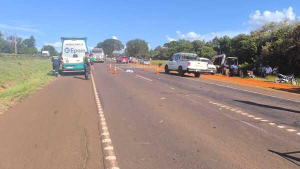 Un padre y su hijo de 5 años en moto murieron tras chocar contra un camión