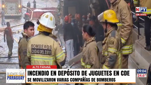 Pérdidas millonarias tras incendio en depósito de juguetes de Ciudad del Este
