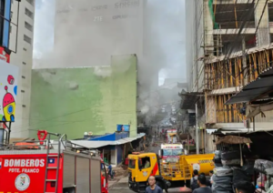 Fuego consume edificio en Ciudad del Este