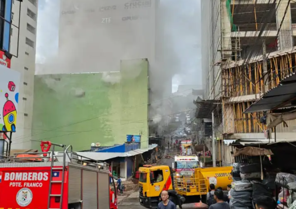 Fuego consume edificio en Ciudad del Este