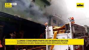 Gran incendio en edificio céntrico de Ciudad del Este: sitio funciona como depósito de juguetes  - ABC Noticias - ABC Color