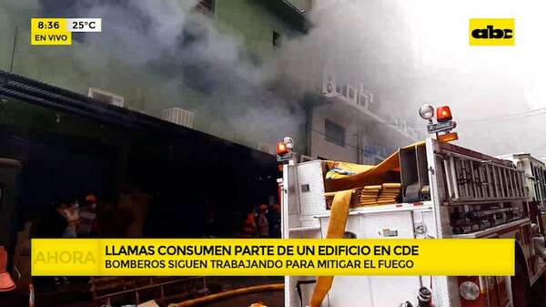 Gran incendio en edificio céntrico de Ciudad del Este: sitio funciona como depósito de juguetes - ABC Noticias - ABC Color
