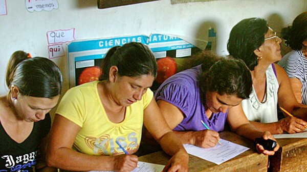 Madres se alfabetizan para apoyar a sus hijos con la tarea, entre otras noticias positivas