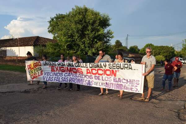 Vecinos de Carapeguá se manifiestan para exigir la reparación de calle que está en calamitoso estado - Nacionales - ABC Color