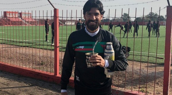 Versus / El "Loco" Abreu se rinde ante la Albirroja de Gustavo Alfaro