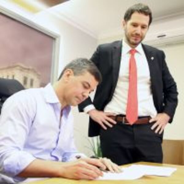 El presidente Santiago Peña firma decreto para reajustar el salario mínimo :: Presidencia de la República del Paraguay
