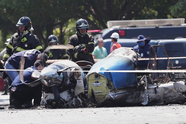 Cayó un avión sobre una avenida de San Pablo: hay al menos dos muertos y siete heridos - ADN Digital