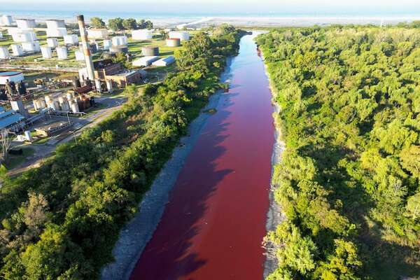Intenso color rojo en aguas de un arroyo de Buenos Aires generó preocupación - Ciencia - ABC Color