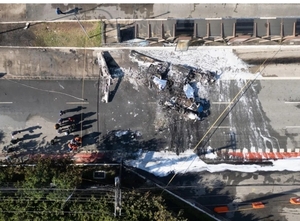 AVIONETA SE ESTRELLO CONTRA UN BUS EN UNA AVENIDA EN SAO PAULO