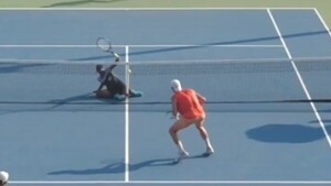 Tenista se cayó y jugó sentado hasta ganar el punto