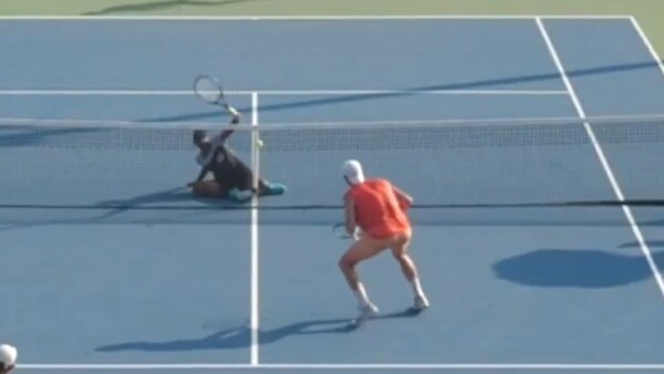 Tenista se cayó y jugó sentado hasta ganar el punto
