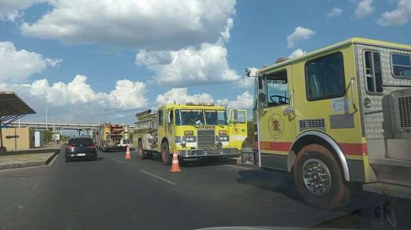 Bomberos sofocan incendio en la Costanera Norte - Nacionales - ABC Color