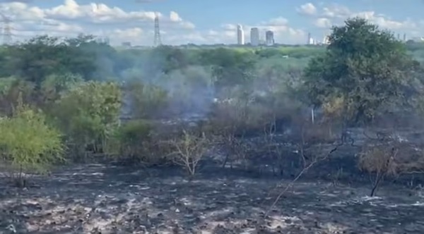 Bomberos controlan incendio en la zona de la Costanera Norte