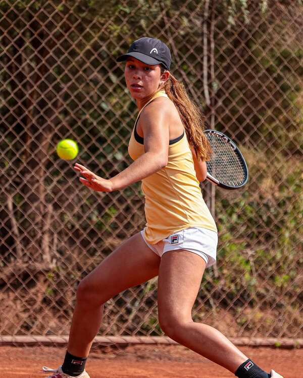 Tenis: Valeria Santander, a su tercera final consecutiva en singles y campeona en dobles - Polideportivo - ABC Color