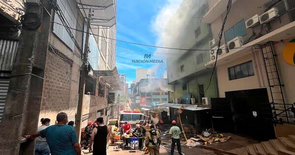 La Nación / Incendio de edificio céntrico en CDE llevó un día de trabajo a los bomberos