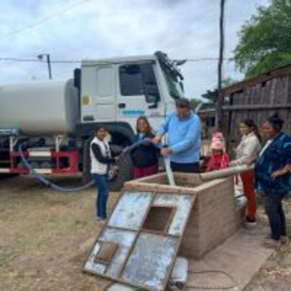 Gobierno asiste a comunidades chaqueñas con agua y alimentos :: Presidencia de la República del Paraguay
