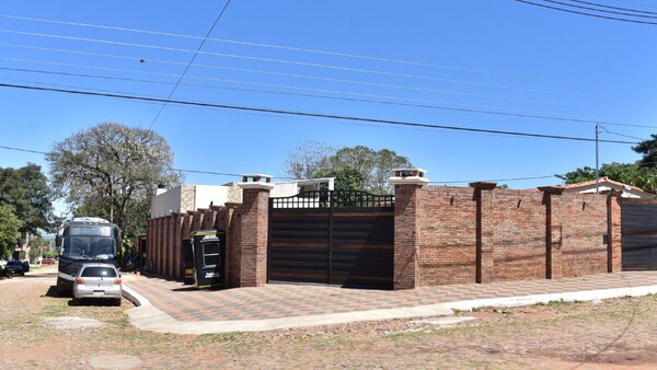 Dicen que diputado y concejala no pagaron impuestos por lujosa casa