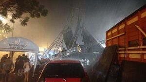 Video: Temporal derrumba escenario en Caacupé