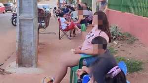 Acamparon frente a escuela para inscribir a sus hijos en el Jardín