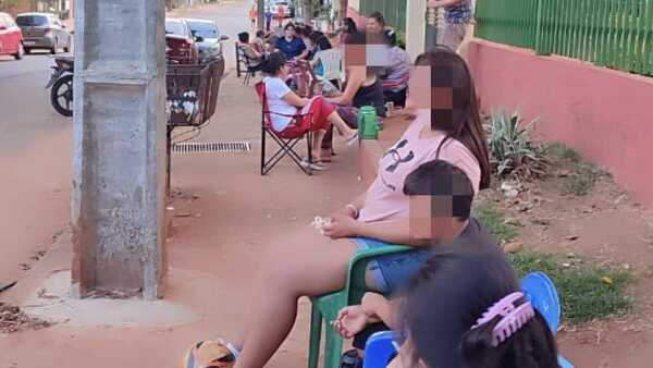 Acamparon frente a escuela para inscribir a sus hijos en el Jardín