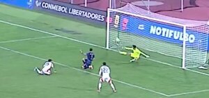 Versus / La impresionante doble tapada de Insfrán que le dio vida a Paraguay