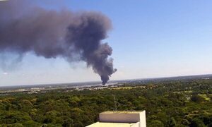 Voraz incendio en Puerto Fénix de Mariano Roque Alonso