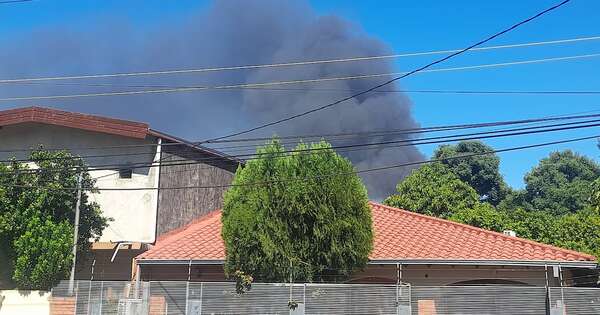 Diario HOY | Puerto Fénix: voraz incendio en depósito de neumáticos