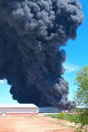 Incendio en puerto de Roque Alonso está “incontrolable” y colapso es inminente - Policiales - ABC Color