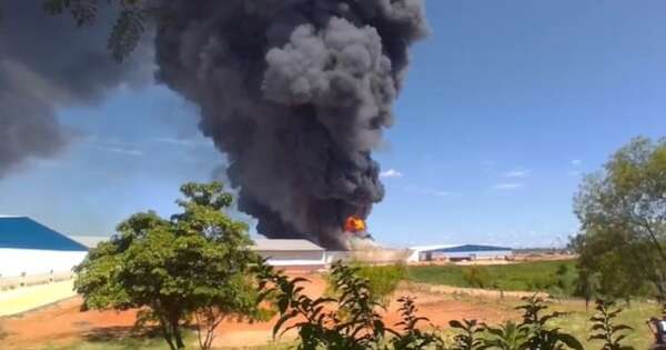 La Nación / Reportan dantesco incendio de depósito en la zona de Puerto Fénix
