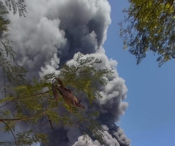 (Video) Bomberos declaran fuera de control dantesco incendio de Mariano Roque Alonso