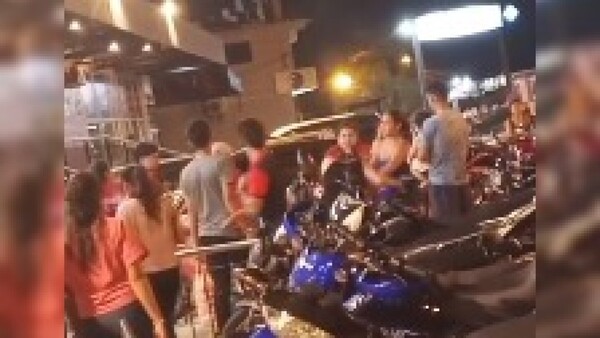 Doñas se agarraron de los pelos en el estacionamiento de un súper luqueño