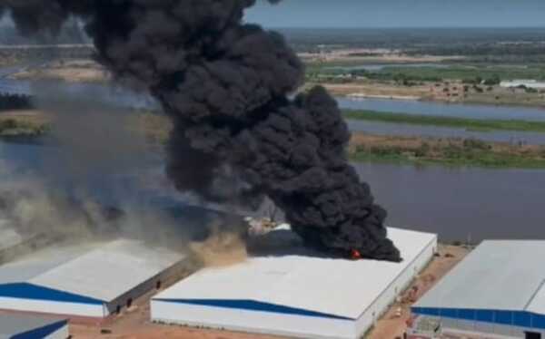 Incendio de gran magnitud en Puerto Fénix en Roque Alonso