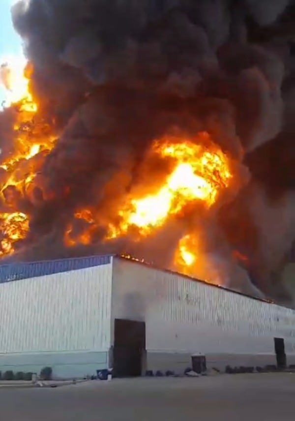 Incendio de gran magnitud en depósito de neumáticos en Roque Alonso - Unicanal