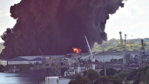 Incendio incontrolable y riesgoso: Más de 200 bomberos combaten el fuego en depósito de MRA