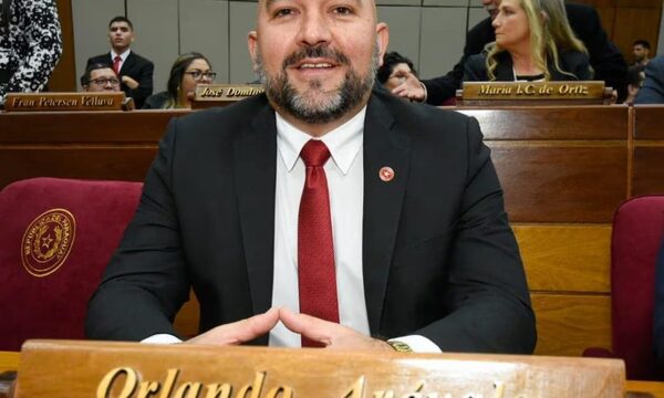 Orlando Arévalo renuncia a su banca en medio de denuncias de corrupción