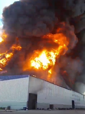Feroz incendio afecta a depósito de cubiertas en puerto Fénix - 1000 Noticias