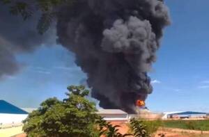 [VIDEO] Fuego “descontrolado” amenaza con reducirlo todo a cenizas: columna de humo se ve a kilómetros