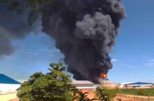 [VIDEO] Fuego “descontrolado” amenaza con reducirlo todo a cenizas: columna de humo se ve a kilómetros