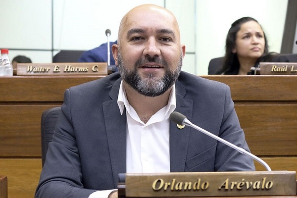 Caso Chats: Orlando Arévalo renuncia a la cámara de Diputados.