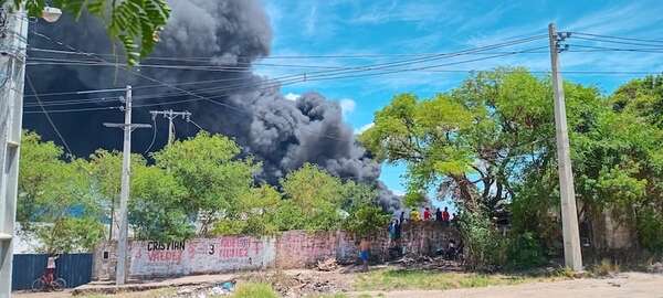 AUDIO: Incendio en puerto de Roque Alonso está “incontrolable” y colapso es inminente - Notas - ABC Color